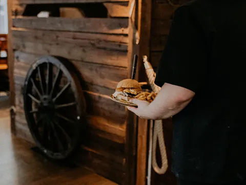 zarillo tampere ravintola texmex western restaurant nokia areena arena burger nachokori juustodippi salsa sol burgertiistai tiistai tarjous 