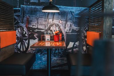 tamperelaisen ravintola zarillon ystävänpäivätarjous. kuvassa ravintola loossi. tarjous on premiumburger joka on -25% alennuksessa ystävänpäivänä 14.2.2021