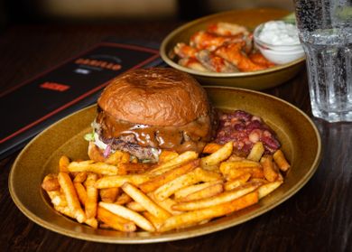 tamperelaisen ravintola zarillon ystävänpäivätarjous. kuvassa premiumburger joka on -25% alennuksessa ystävänpäivänä 14.2.2021